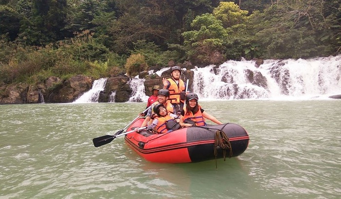 chèo thuyền kayak - hoạt động hấp dẫn tại thác Gia Long