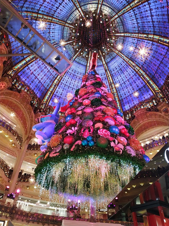 Cây Noel khổng lồ ở trung tâm của khu vực Giáng sinh ở Paris