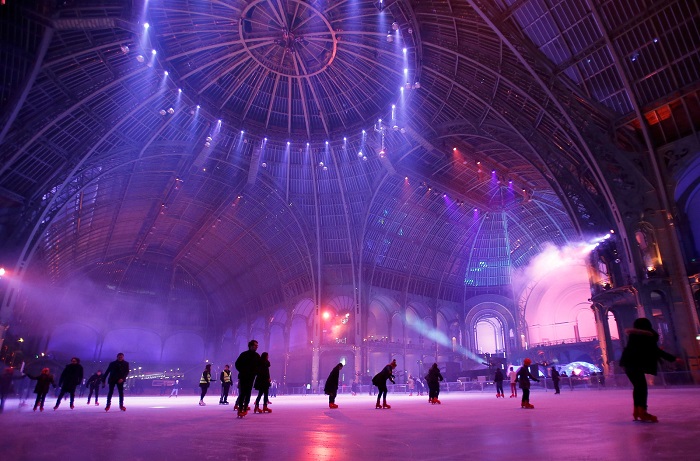 Trượt băng ở Le Grand Palais des Glaces Giáng sinh ở Paris