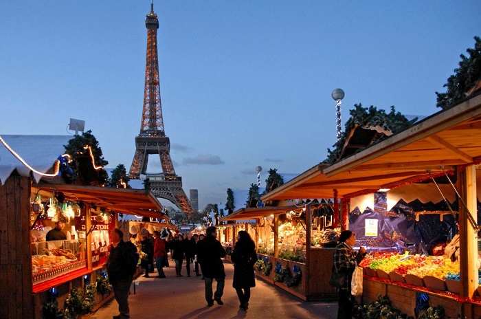 Khu chợ giáng sinh dưới chân tháp Effel Giáng sinh ở Paris