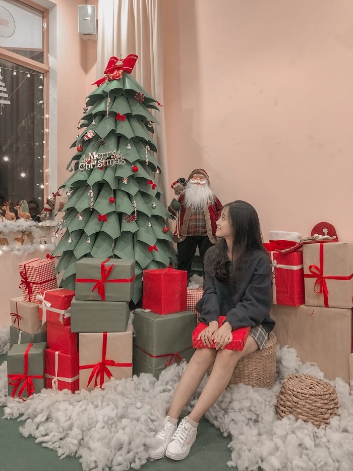Round Cafe - a lovely Christmas decoration cafe in Da Nang 