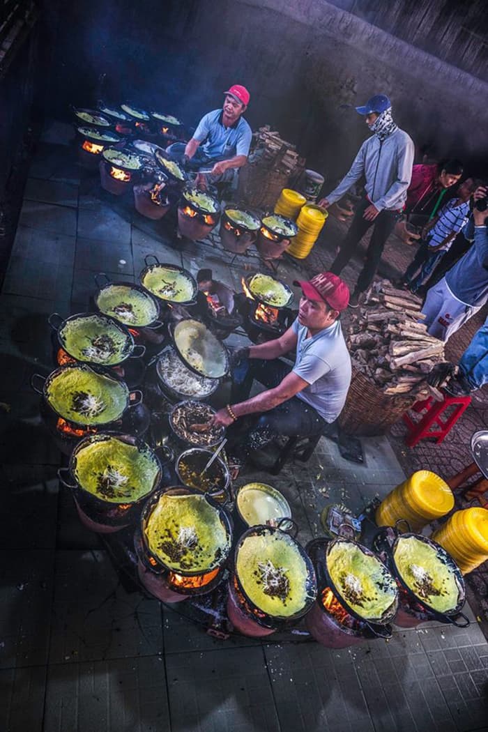 Visit the banh xeo pagoda - thousands of vegetarian pancakes