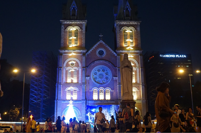 Những địa điểm chụp hình Noel ở Sài Gòn - Nhà thờ Đức Bà