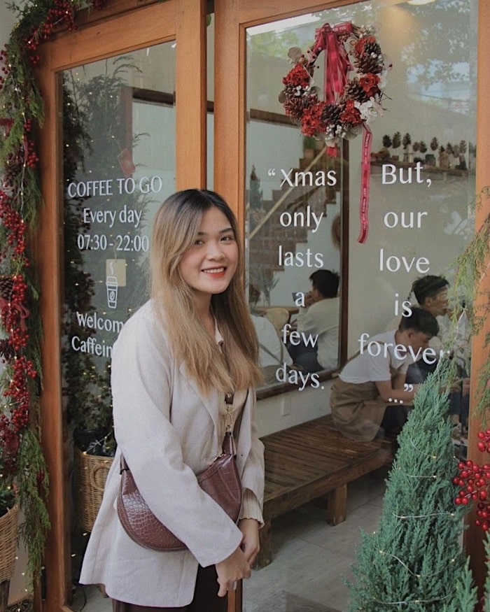 Dâu Ngọt Café ‘N’ Souvenir - quán cà phê trang trí Giáng sinh ở Đà Nẵng siêu lung linh