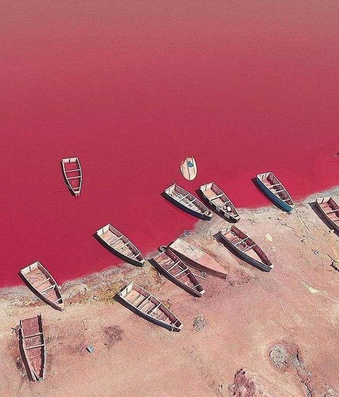 Retba là một trong những hồ nước màu hồng nổi tiếng
