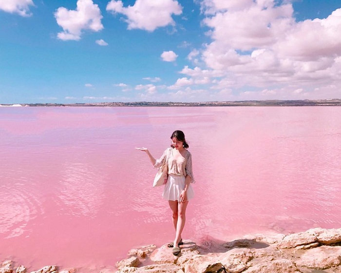 Salina de Torrevieja là một trong những hồ nước màu hồng nổi tiếng