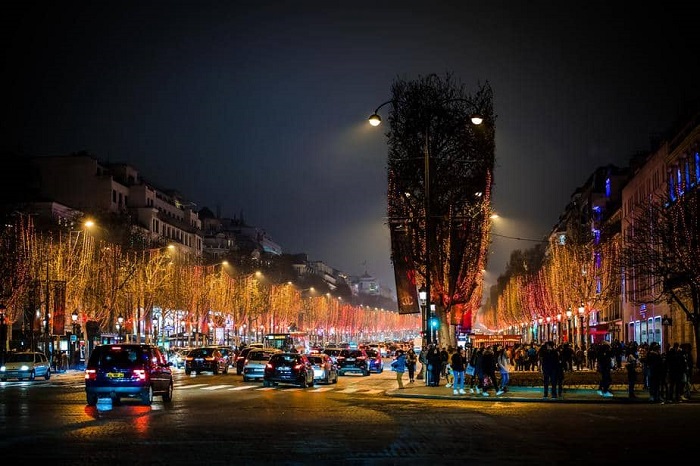 Ngắm ánh đèn lấp lánh trên đại lộ Champs-Elysées Giáng sinh ở Paris