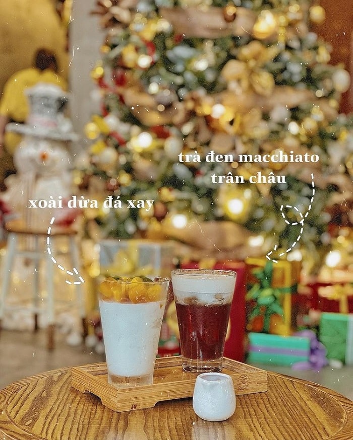 quán cafe trang trí Noel ở Hà Nội 'đẹp không góc chết' - Laika Cafe