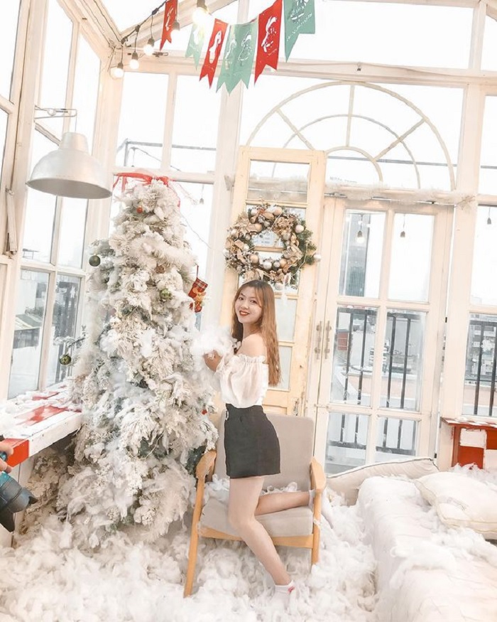  Christmas decoration cafe in Hanoi 'beautiful without dead corners' - sam rooftop coffee