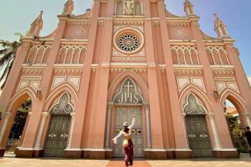 Nhà thờ Con Gà Đà Nẵng - kiến trúc màu hồng đáng yêu 'hạ gục' triệu ánh nhìn
