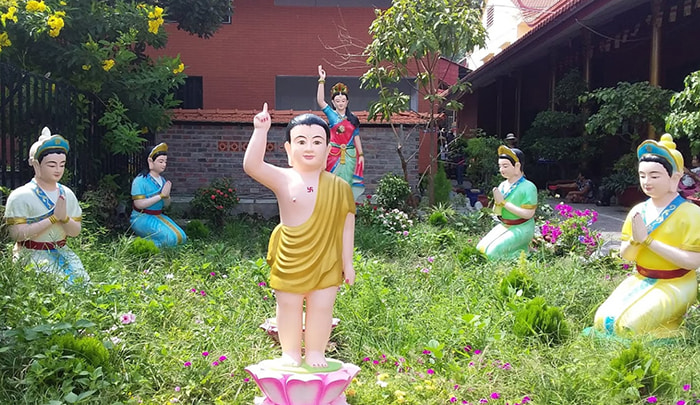 Ghé thăm chùa bánh xèo  - Tượng Đức Phật chỉ tay