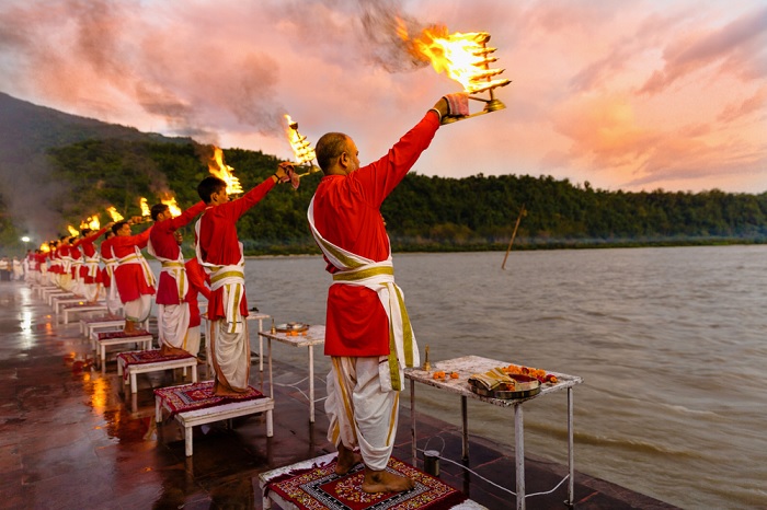 Theo kinh nghiệm du lịch Rishikesh, bạn nên trải nghiệm lễ hội Ganga Aarti