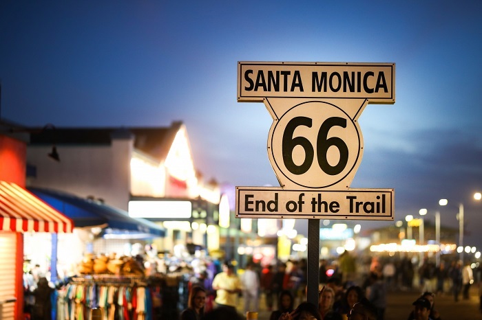 Biển báo đường 66 “Cuối Đường mòn” ở Bến tàu Santa Monica