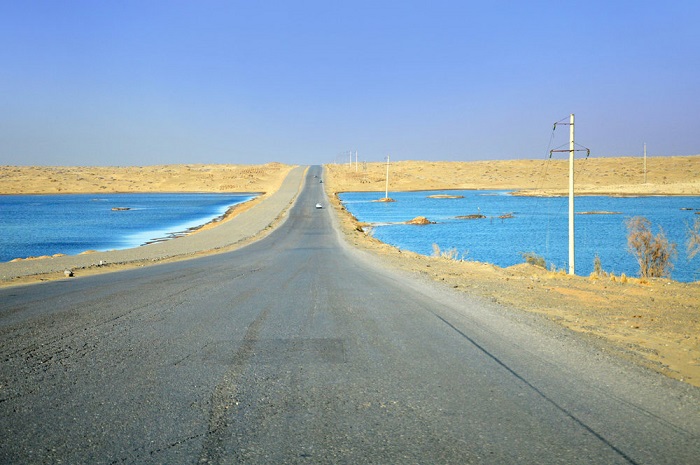 Đường cao tốc ở Karakum là một địa điểm du lịch Turkmenistan