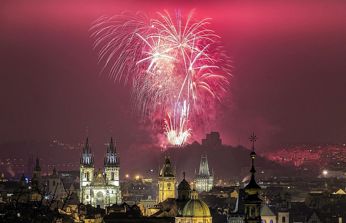 Bắn pháo hoa trong dịp Giáng sinh ở Praha 