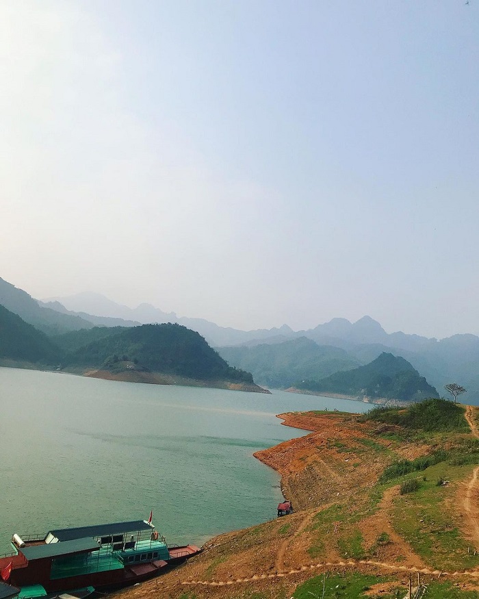 Bản Suối Lốn Mai Châu nằm cạnh hồ Hòa Bình xinh đẹp