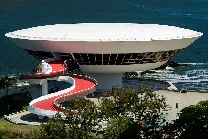 Bảo tàng Nghệ thuật Đương đại Niterói là tòa nhà nổi tiếng ở Brazil