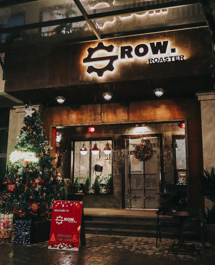 Row.Roaster quán cafe trang trí Noel ở Huế có không gian đẹp 