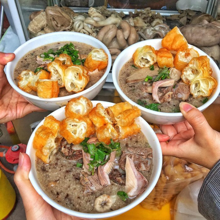 Cháo lòng món ăn mùa mưa ở Huế 
