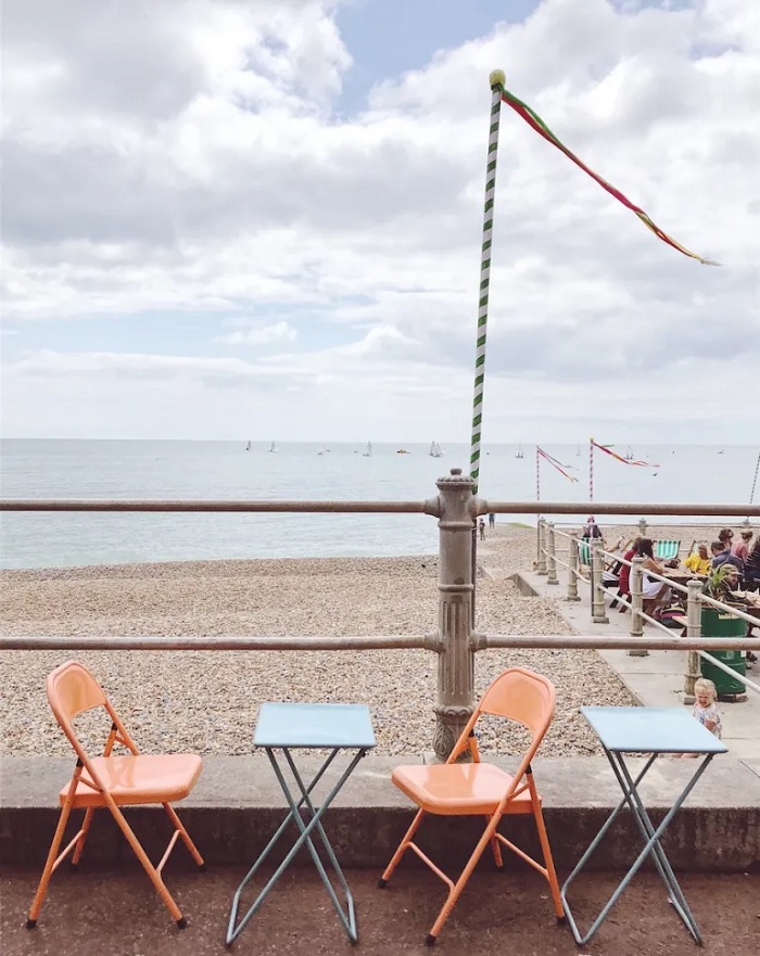 Dạo quanh bãi biển là một trải nghiệm du lịch Brighton