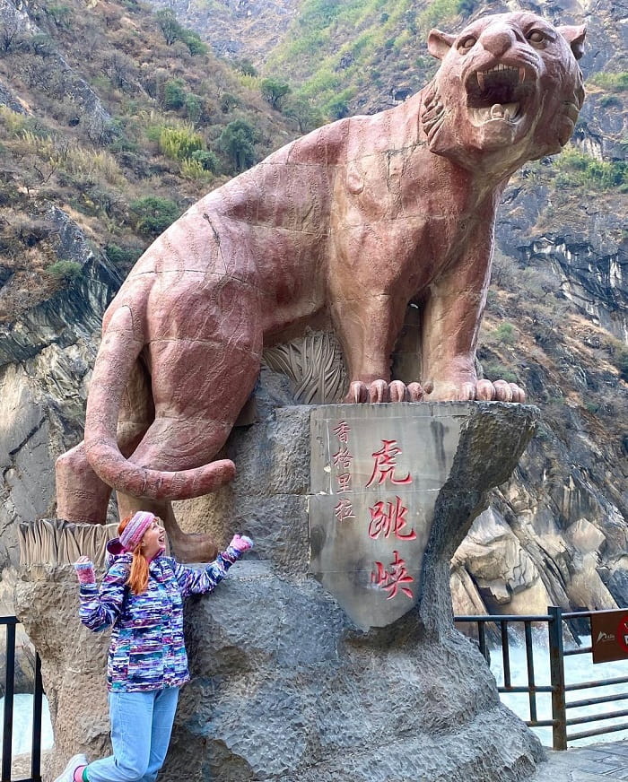 Bức tượng hổ ở hẻm núi Hổ Nhảy Trung Quốc 