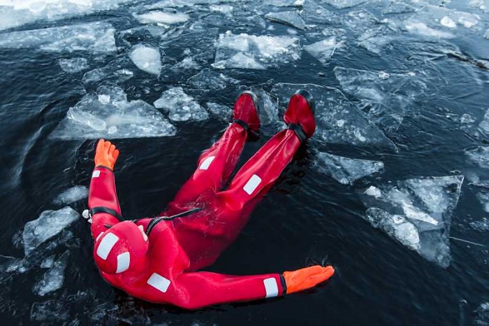 Bơi lội ở bắc Cực là một trong những truyền thống Giáng sinh ở Phần Lan 
