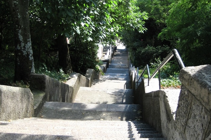 Cầu thang Petar Druzic là điểm tham quan xung quanh lâu đài Trsat Croatia