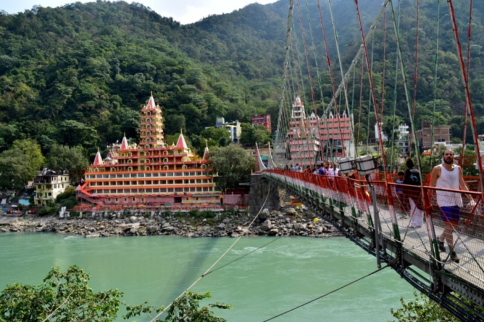 Theo kinh nghiệm du lịch Rishikesh, cầu Lakshman Jhula  là nổi tiếng nhất