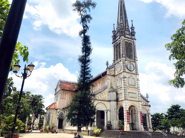 Nếu yêu thích chụp hình thì nhà thờ Cái Bè là địa điểm tham quan không thể bỏ lỡ khi du lịch Cái Bè Tiền Giang