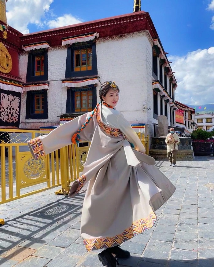 Chụp hình ở cung điện Polata Tây Tạng