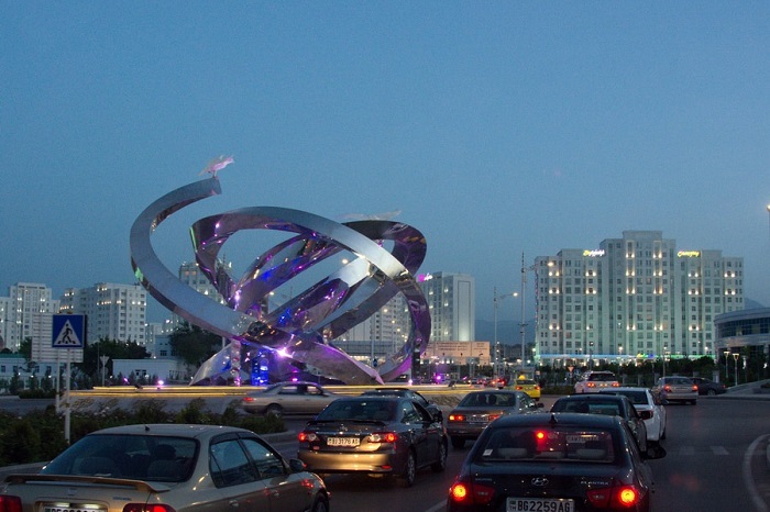 Đường phố ở Ashgabat về đêm - địa điểm du lịch Turkmenistan