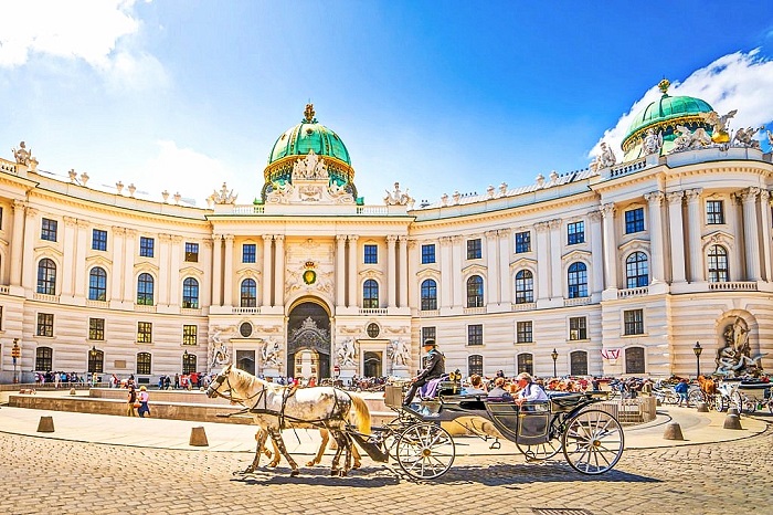 Cung điện Hofburg là công trình ấn tượng của Áo