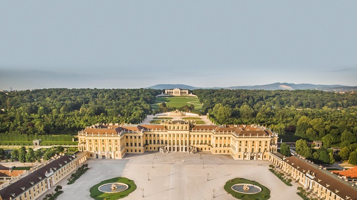 Cung điện Schönbrunn là công trình ấn tượng của Áo