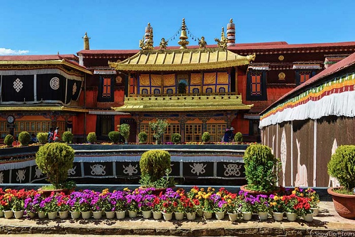 Đền Jokhang là điểm tham quan gần cung điện Polata Tây Tạng