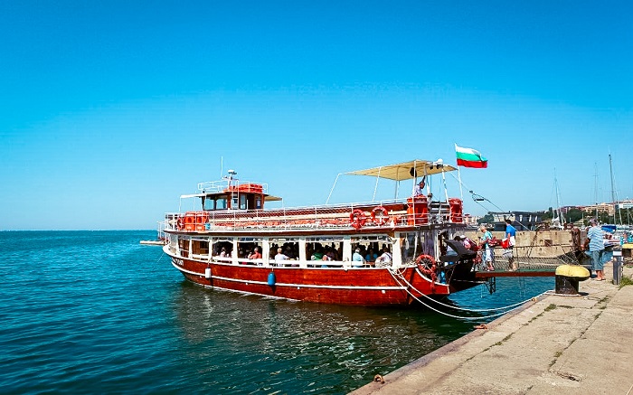 Đi tham quan bằng thuyền ở thị trấn Nessebar Bulgaria