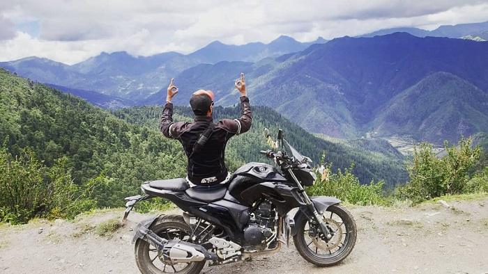 Đi xe máy ở đèo Chele La Bhutan