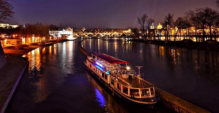 Du thuyền trên sông trong dịp Giáng sinh ở Praha 