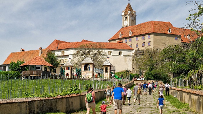 Đường đi vào lâu đài Riegersburg Áo