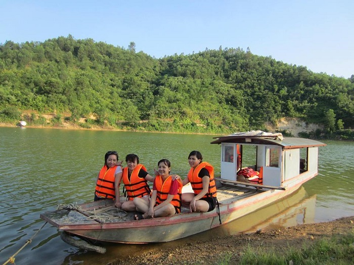 Khu du lịch Hồ Dụ là nơi có nhiều hoạt động dưới nước 