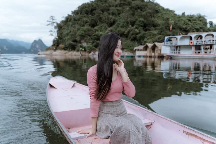 Khu du lịch sinh thái Quỳnh Nhai là nơi bạn có thể ngồi thuyền khám phá sông Đà