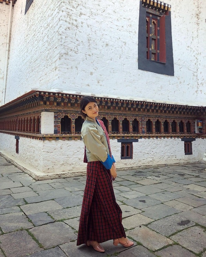 Chụp hình ở pháo đài Simtokha Dzong Bhutan 
