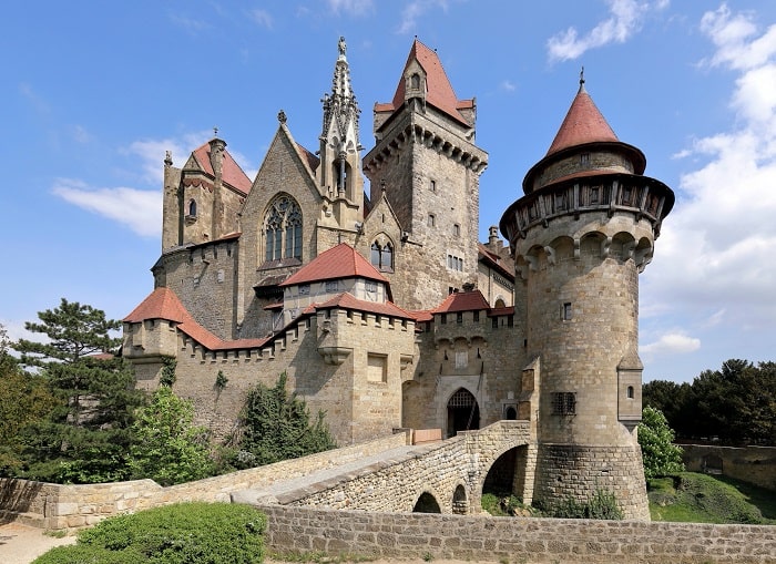 Lâu đài Kreuzenstein là công trình ấn tượng của Áo