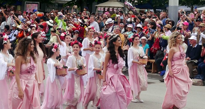 Diễu hành trên đường phố ở lễ hội hoa hồng Kazanlak
