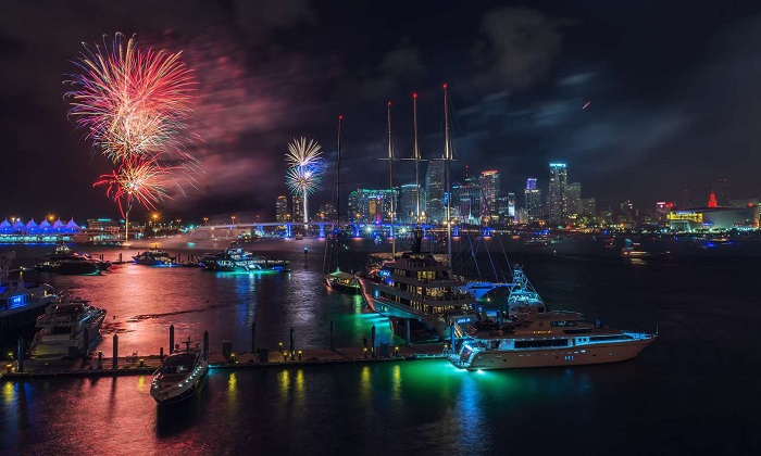 Pháo hoa chào năm mới ở Miami -  nơi đón năm mới đầu tiên trên thế giới