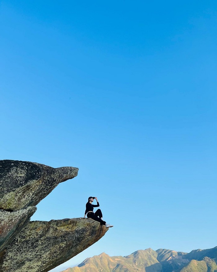 Mỏm Cá Heo Tà Xùa nằm gần cây cô đơn Tà Xùa