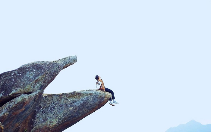 Mỏm Cá Heo Tà Xùa tạo thành từ hai phiến đá xếp chồng lên nhau