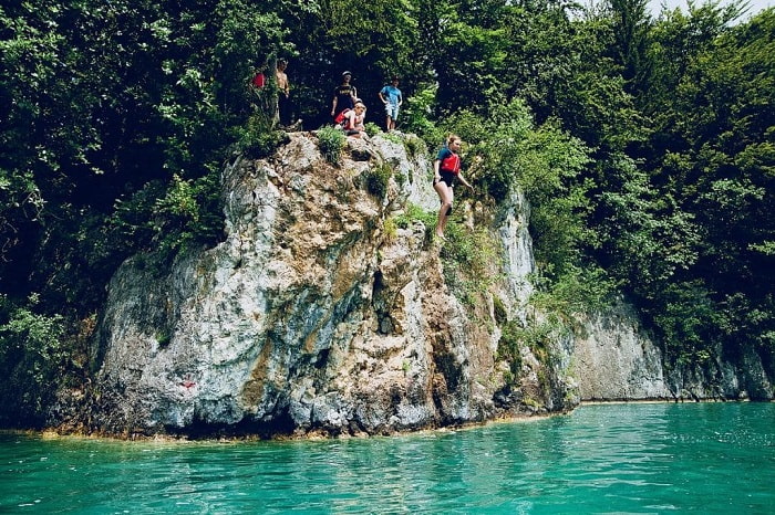 Nhảy vách đá ở hồ Wolfgang Áo
