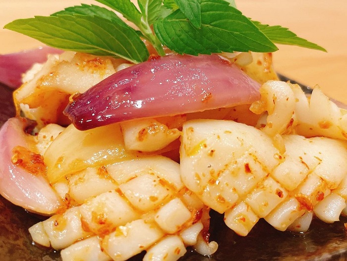 Mực xào sa tếà một trong những món ăn cay nhất Việt Nam phổ biến trong bữa ăn hàng ngày