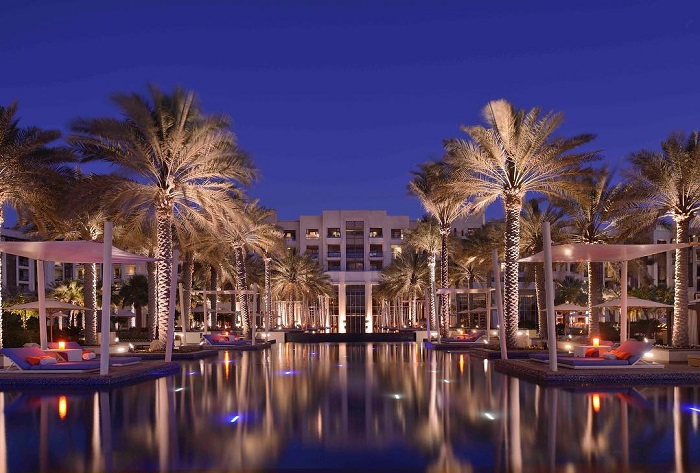 Hồ bơi ngoài trời ở Park Hyatt Abu Dhabi  là khu nghỉ dưỡng sang trọng ở Abu Dhabi