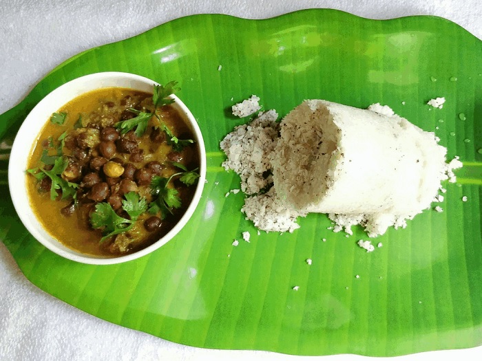 Puttu được phục vụ nóng cùng với cà ri kadala cay  - Du lịch Kerala